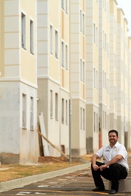 O auxiliar administrativo, Gustavo Souza Melo, 29, recebeu as prestações do apartamento e as taxas de condomínio praticamente juntos